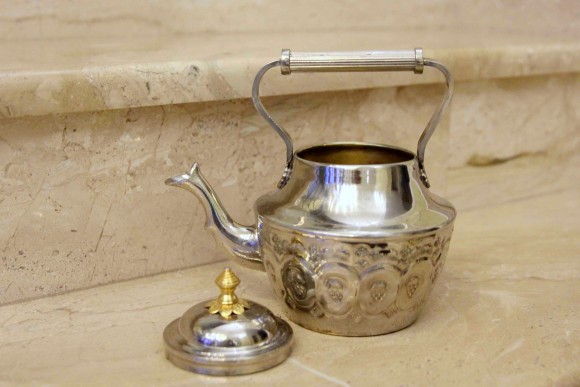 Винтажный чайник с прекрасной чеканкой в восточном стиле