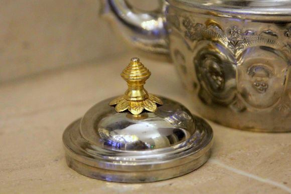 Винтажный чайник с прекрасной чеканкой в восточном стиле