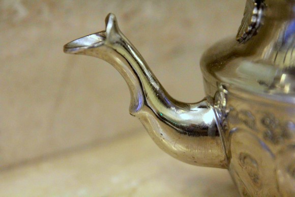 Винтажный чайник с прекрасной чеканкой в восточном стиле