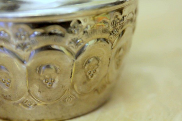 Винтажный чайник с прекрасной чеканкой в восточном стиле