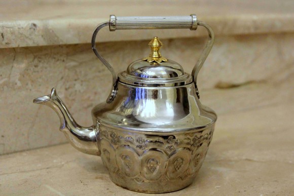 Винтажный чайник с прекрасной чеканкой в восточном стиле