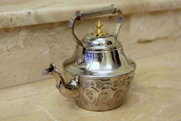 Винтажный чайник с прекрасной чеканкой в восточном стиле