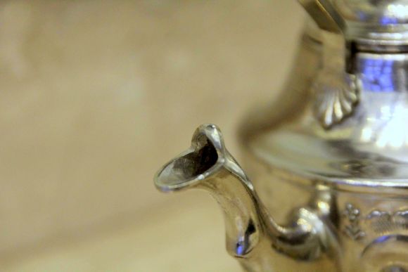 Винтажный чайник с прекрасной чеканкой в восточном стиле