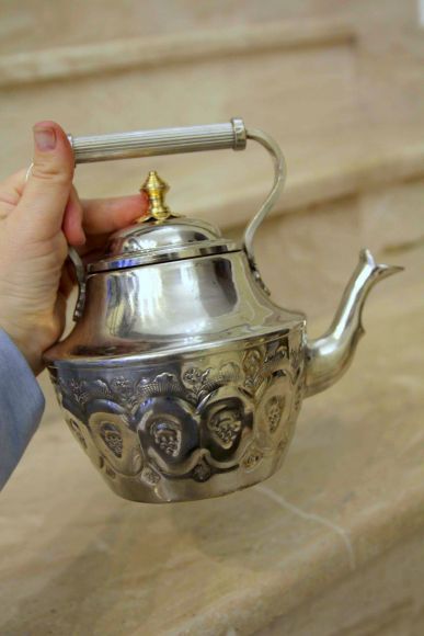 Винтажный чайник с прекрасной чеканкой в восточном стиле