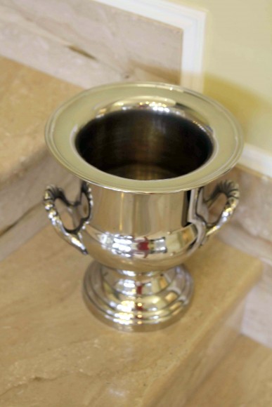 Старинное ведро для охлаждение шампанского