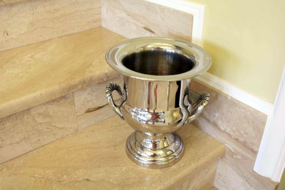 Старинное ведро для охлаждение шампанского