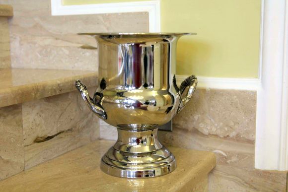 Старинное ведро для охлаждение шампанского