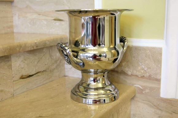 Старинное ведро для охлаждение шампанского