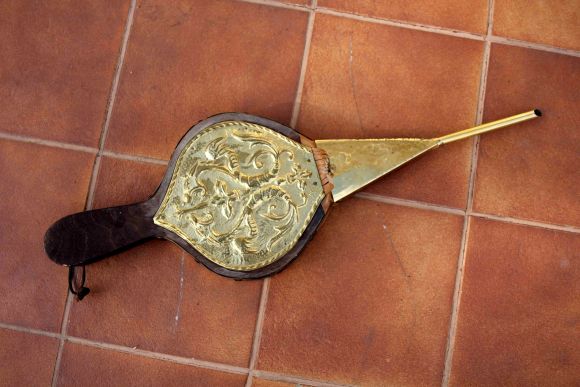 Замечательные меха для раздува огня в очаге