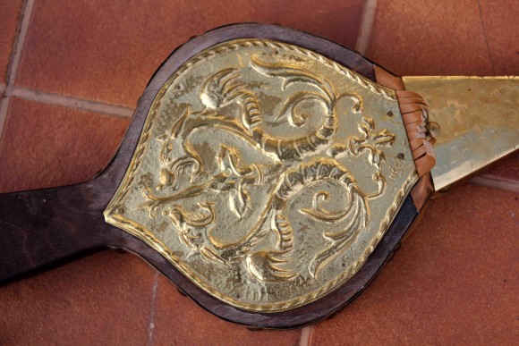 Замечательные меха для раздува огня в очаге