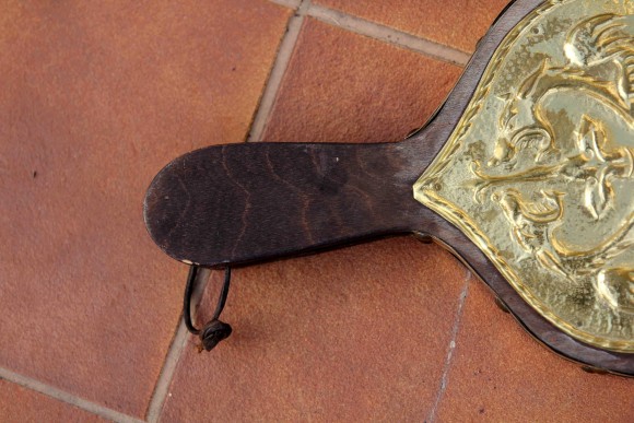 Замечательные меха для раздува огня в очаге