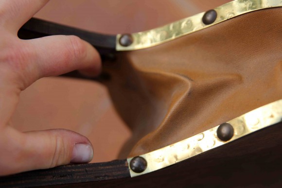 Замечательные меха для раздува огня в очаге