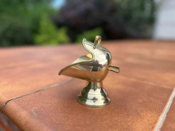 Изящная латунная сахарница