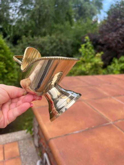 Изящная латунная сахарница