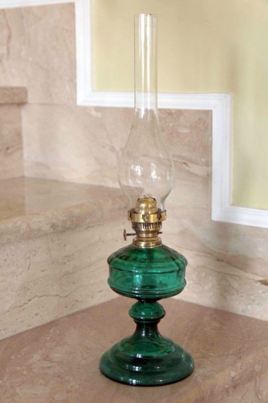 Антикварная керосиновая лампа с колбой. Европа