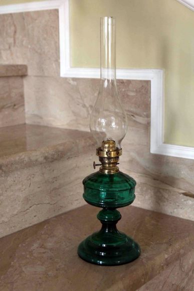 Антикварная керосиновая лампа с колбой. Европа