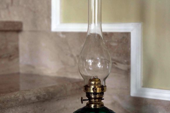 Антикварная керосиновая лампа с колбой. Европа