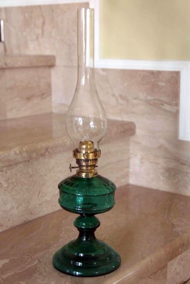 Антикварная керосиновая лампа с колбой. Европа