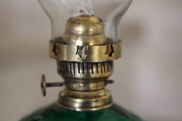 Антикварная керосиновая лампа с колбой. Европа