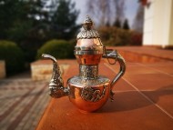 Антикварный чайник, украшенный чеканкой Антикварный чайник, украшенный чеканкой