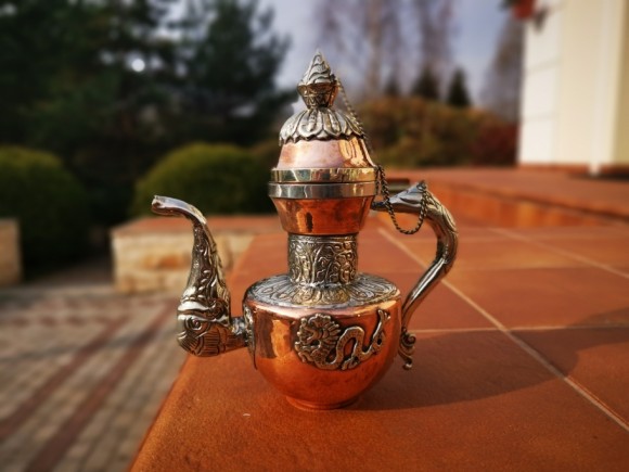 Антикварный чайник, украшенный чеканкой