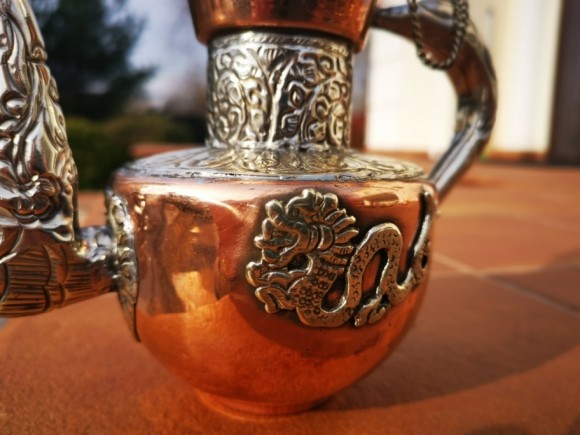 Антикварный чайник, украшенный чеканкой