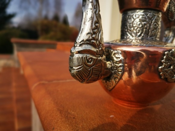 Антикварный чайник, украшенный чеканкой