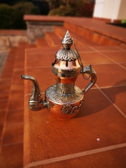 Антикварный чайник, украшенный чеканкой