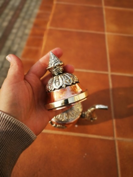 Антикварный чайник, украшенный чеканкой