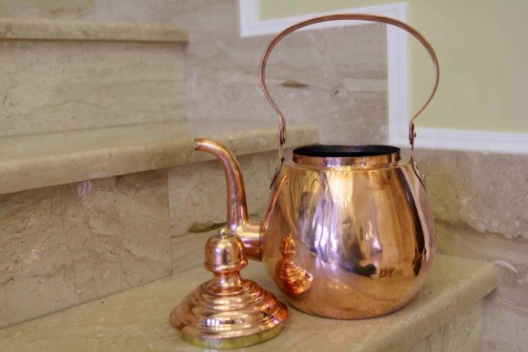 Чайник гладкий медный с очень нестандартной крышечкой. Ручная работа