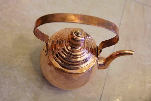 Чайник гладкий медный с очень нестандартной крышечкой. Ручная работа