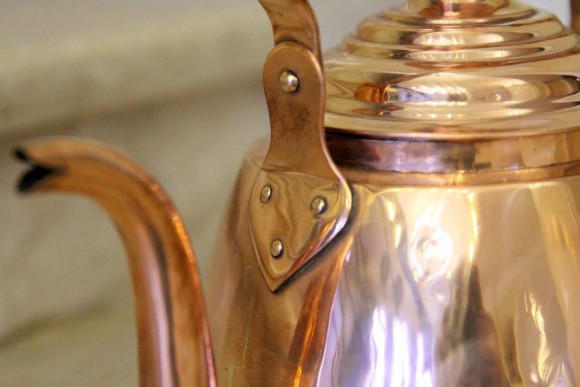 Чайник гладкий медный с очень нестандартной крышечкой. Ручная работа