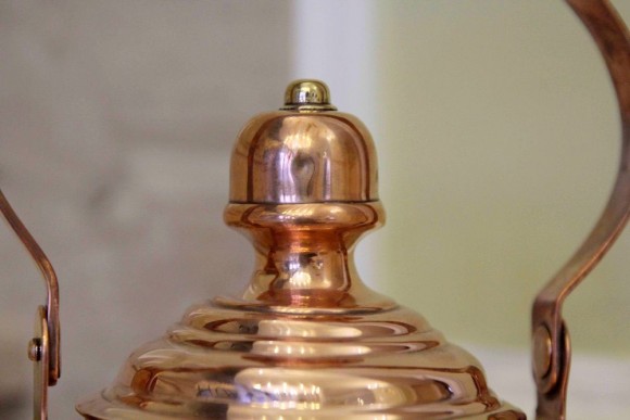 Чайник гладкий медный с очень нестандартной крышечкой. Ручная работа