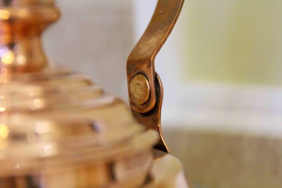 Чайник гладкий медный с очень нестандартной крышечкой. Ручная работа