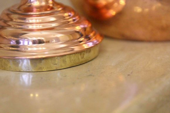 Чайник гладкий медный с очень нестандартной крышечкой. Ручная работа