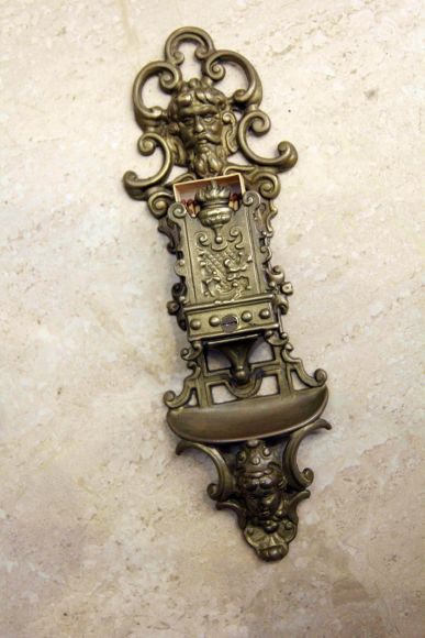 Латунная настенная спичечница в патине 