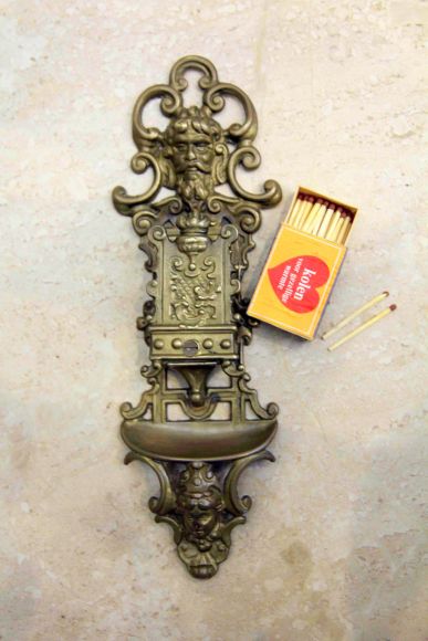 Латунная настенная спичечница в патине 