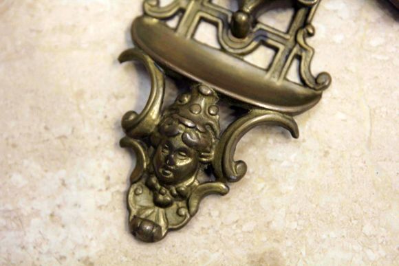 Латунная настенная спичечница в патине 