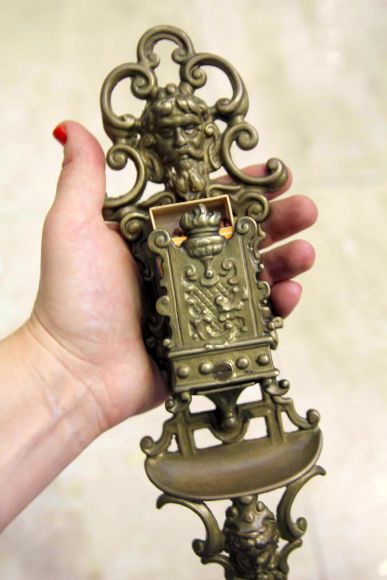 Латунная настенная спичечница в патине 