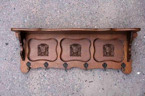 Массивная дубовая вешалка с тремя гербами