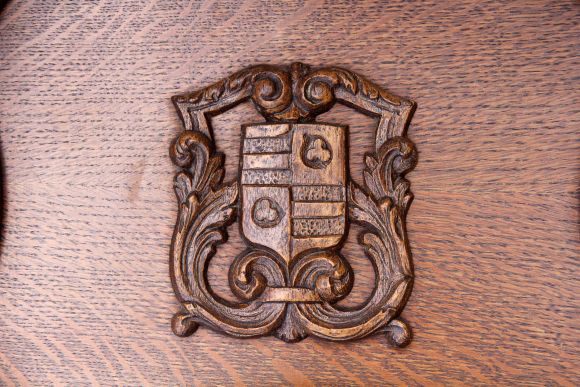 Массивная дубовая вешалка с тремя гербами