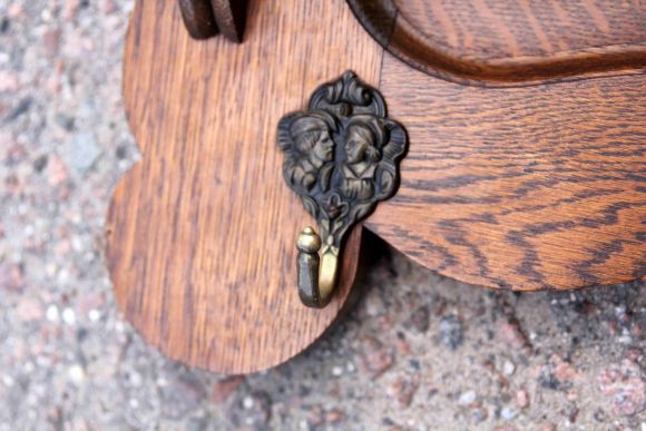 Массивная дубовая вешалка с тремя гербами