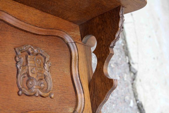 Массивная дубовая вешалка с тремя гербами