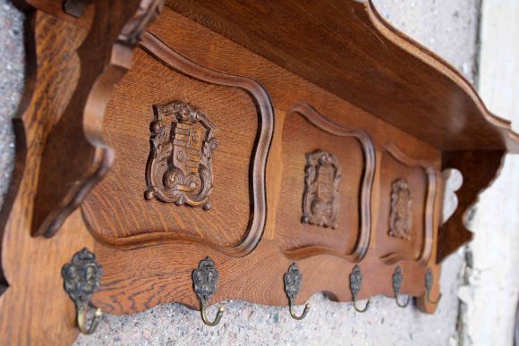 Массивная дубовая вешалка с тремя гербами