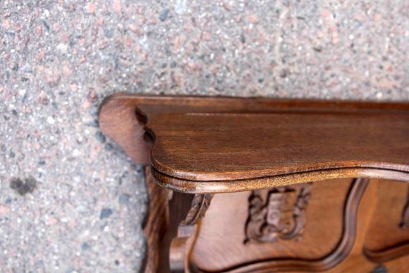 Массивная дубовая вешалка с тремя гербами