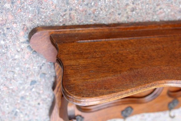 Массивная дубовая вешалка с тремя гербами