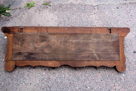 Массивная дубовая вешалка с тремя гербами