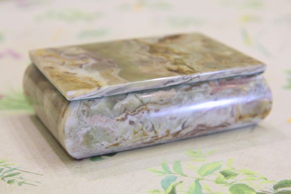 Каменная шкатулка из Оникса
