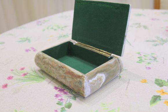 Каменная шкатулка из Оникса