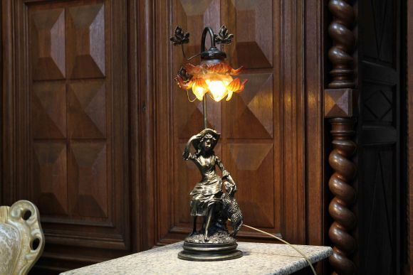  Настольная лампа с романтическим сюжетом